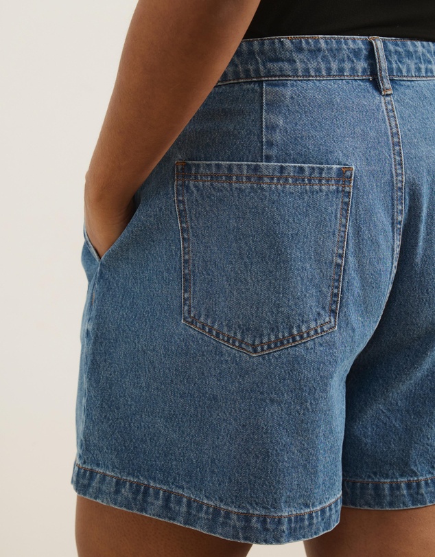 Atmos&Here Curvy - Devon Pleated Denim Shorts