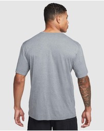 Nike - Hyverse Dri-FIT UV Short-Sleeve Versatile Top
