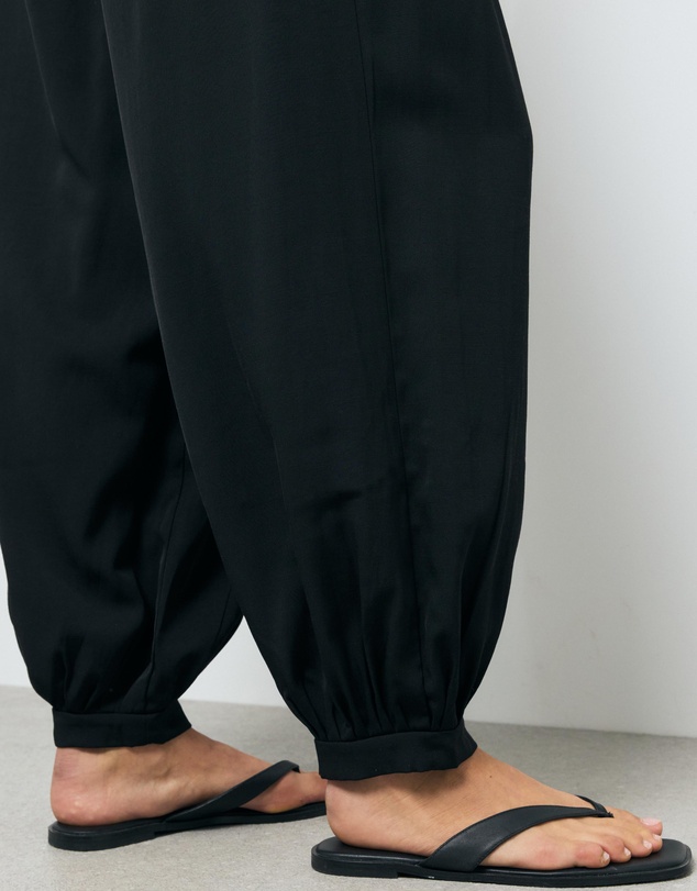 AERE - Balloon Cuffed Ankle Pants