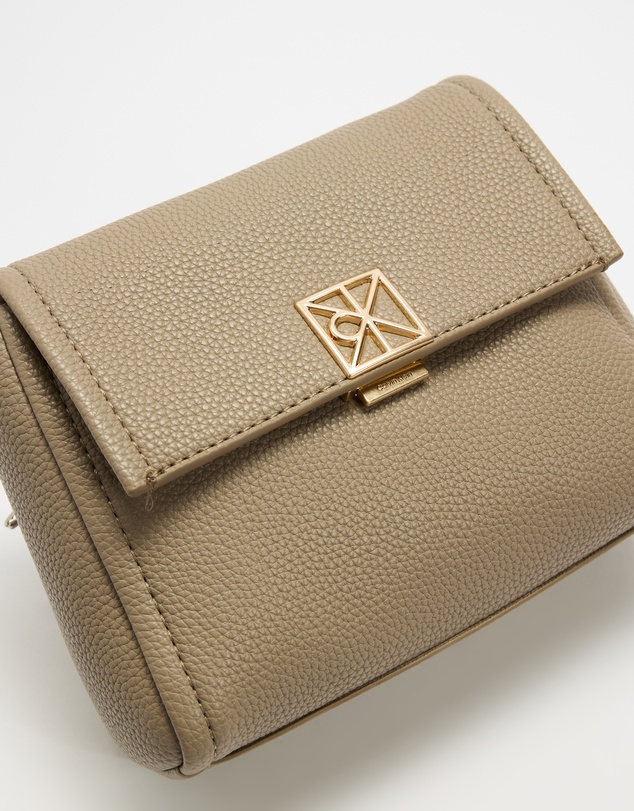 Calvin Klein - Emblem HW Pebble Crossbody 20