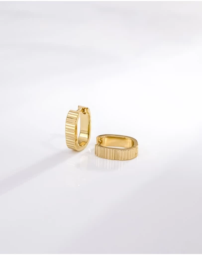 Wanderlust + Co - Ribbed Bar 10mm Huggie Earrings