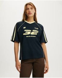 Cotton On - V-Neck Oversized Raglan Graphic Tee