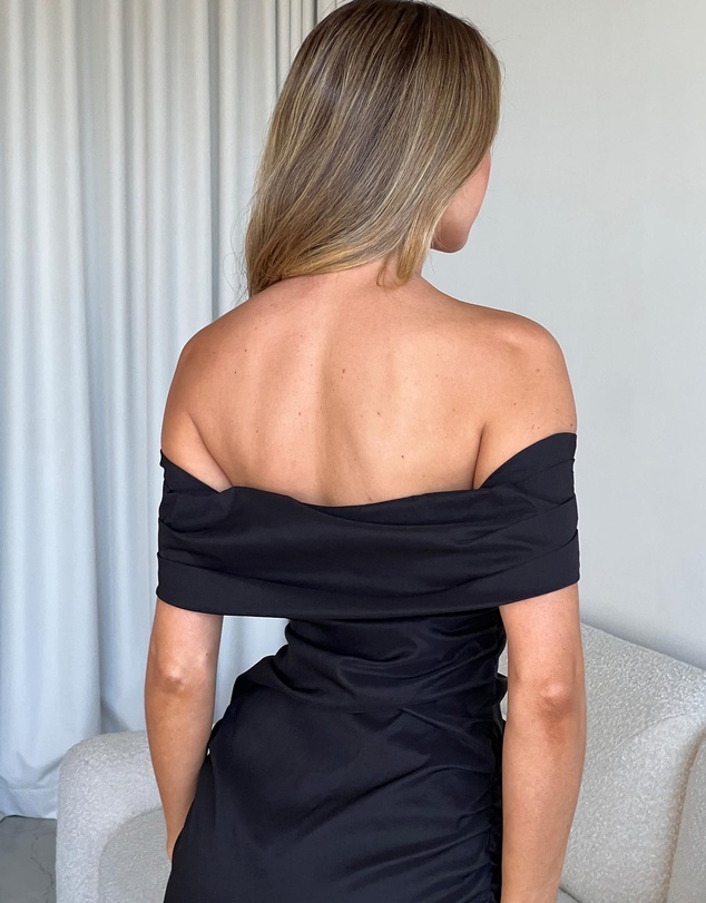 Dazie - Syrreal Ruched Off Shoulder Midi Cocktail Dress