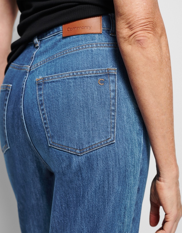 Commonry - The High Rise Crop Girlfriend Jean