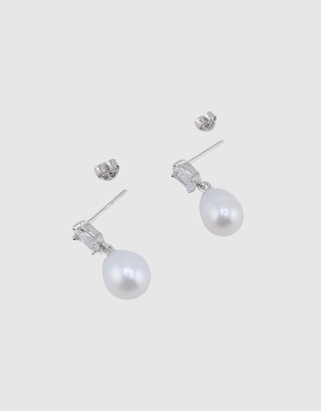 Izoa - Millie Pearl Stud Earrings
