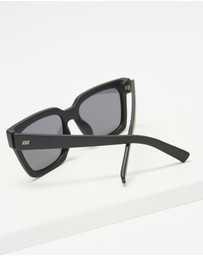 Le Specs - Weekend Riot