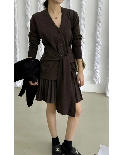 Glamorous - V-neck streamer pleated knit skirt set