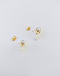 Izoa - Fan Pearl Stud Earrings