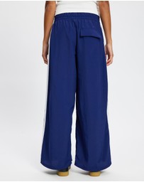 adidas Sportswear - Essentials 3-Stripes Lifestyle Woven Parachute Pants