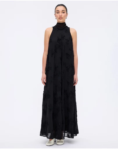 Minima Esenciales - Maelle Floral Applique Maxi Dress