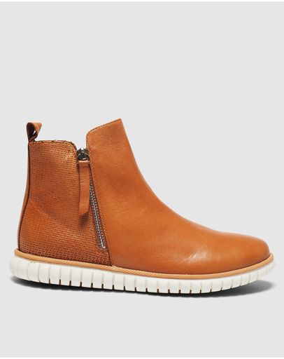 TAN GLOVE