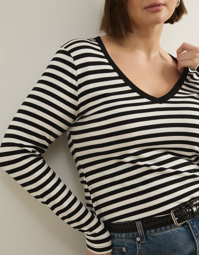 Atmos&Here Curvy - Deep V-Neck Long Sleeve T-Shirt
