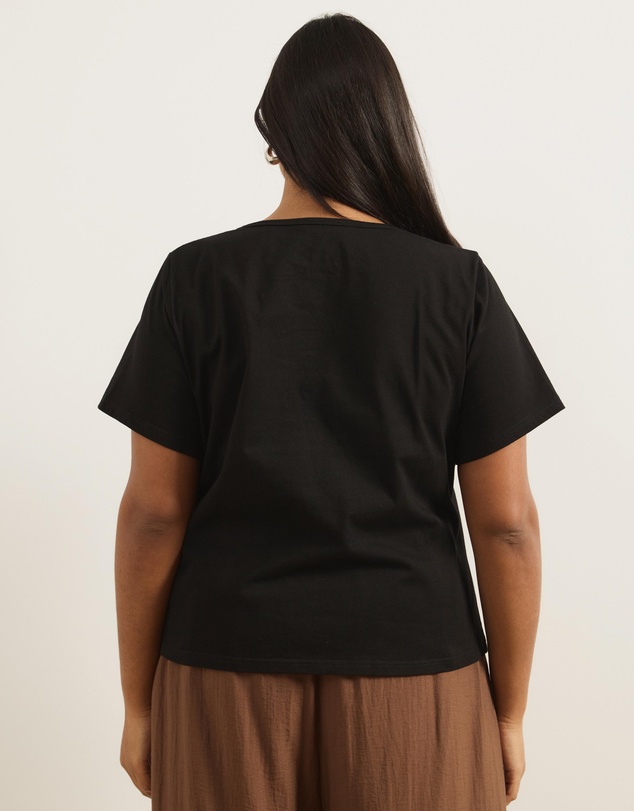 Atmos&Here Curvy - Lana Short Sleeve Scoop Neck Fitted Tee