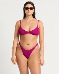 Bond-Eye Swimwear - Scene Brief
