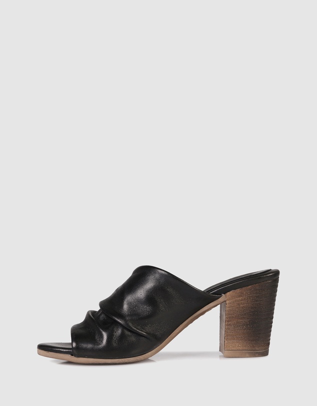 Sempre Di - Larisia Mules