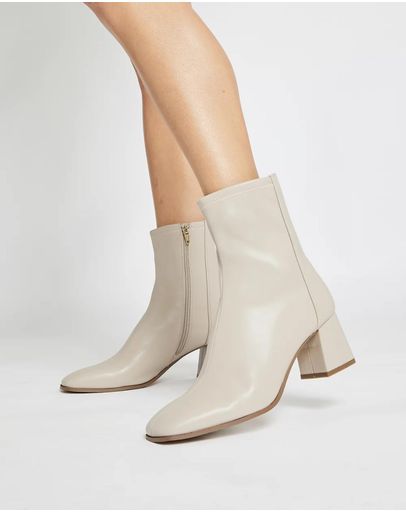 NUDE STRETCH