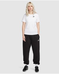 Nike - Sportswear Club Essentials T-Shirt
