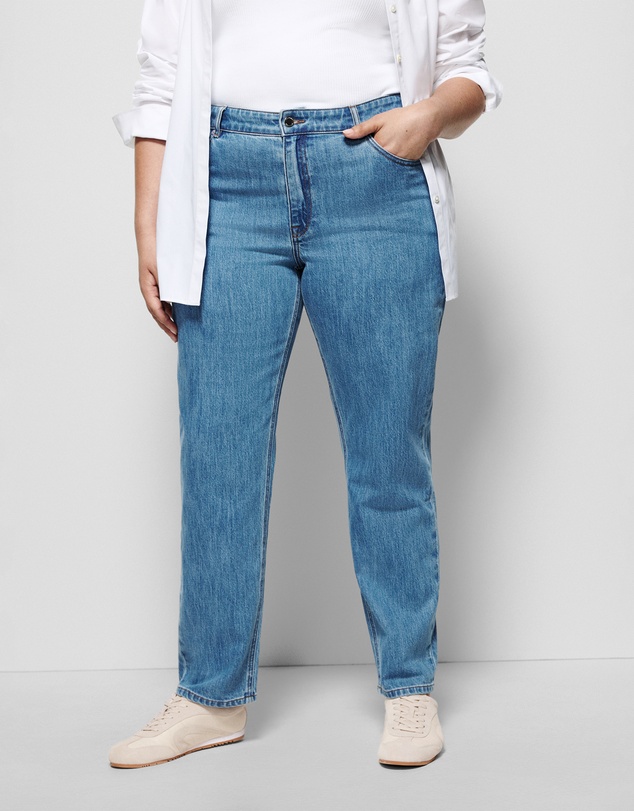 Commonry - The High Rise Crop Girlfriend Jean