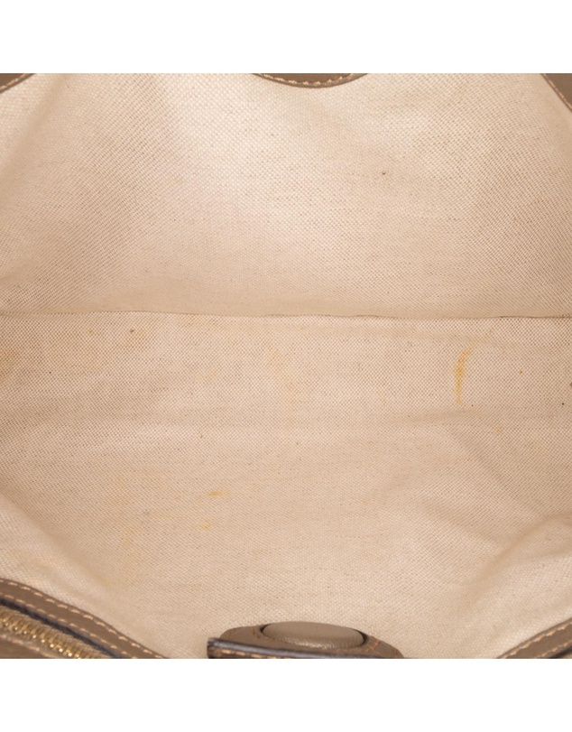 Pre-Loved by Azura Reborn - Pre-Loved gucci Elegant Leather Handbag with Distinctive Handle