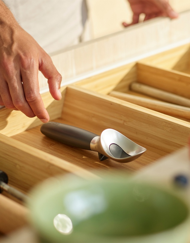 Joseph Joseph - Elevate™ Ice-Cream Scoop with Integrated Tool Rest