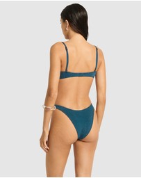 Bond-Eye Swimwear - Scene Brief