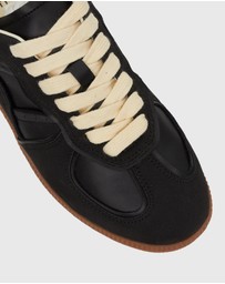 Betts - June Low-Top Sneakers
