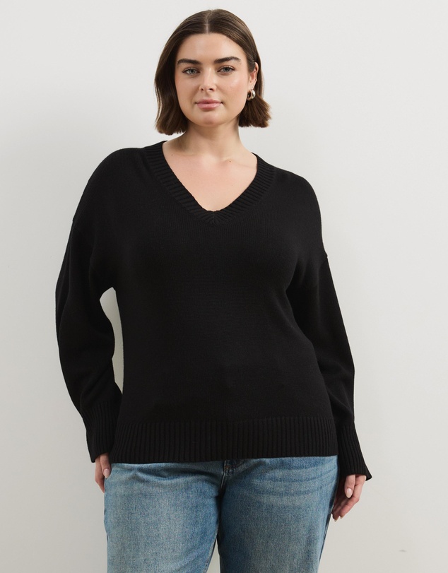 Atmos&Here Curvy - April Classic V-Neck Knit Jumper