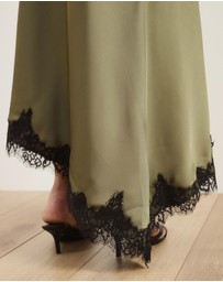 Atmos&Here Curvy - Leoni Asymmetric Lace Satin Skirt