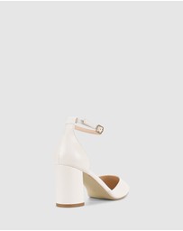Verali - Eli Closed Toe Block Heels