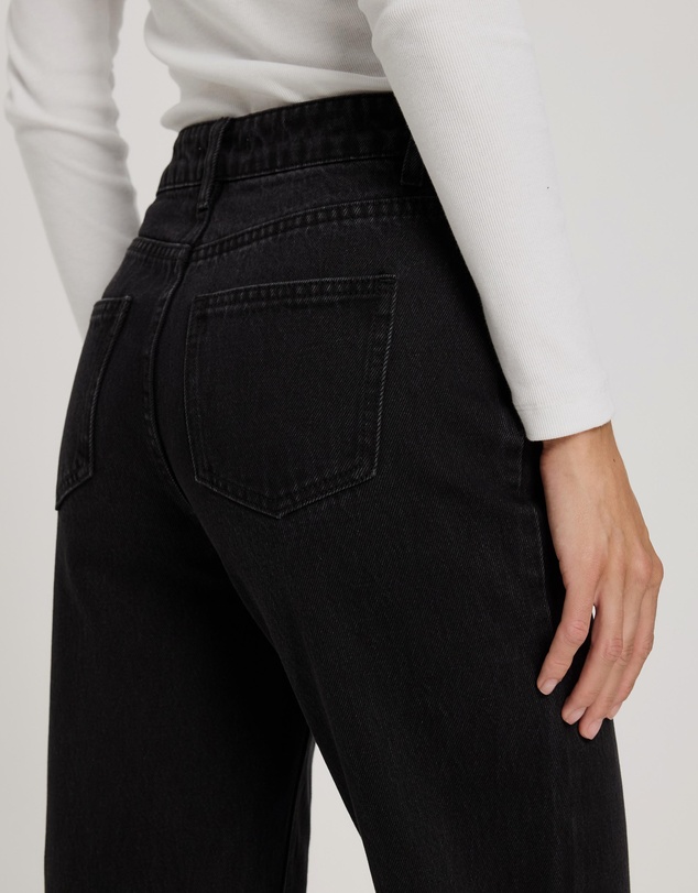 Atmos&Here - Myra Straight Leg Raw Hem Jeans