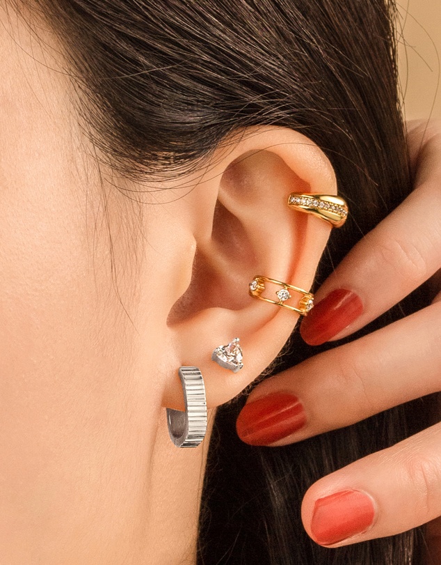 Wanderlust + Co - Ribbed Bar 10mm Huggie Earrings