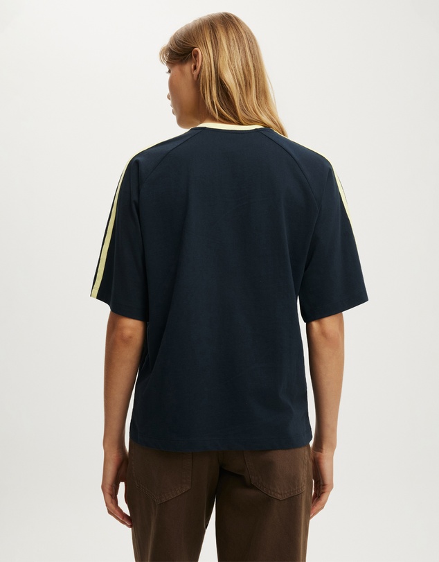Cotton On - V-Neck Oversized Raglan Graphic Tee