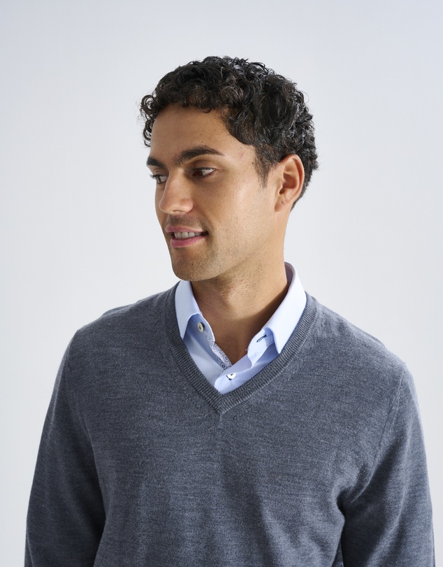 3 Wise Men - 3 Wise Men Fisher V Neck Merino Knit - Charcoal