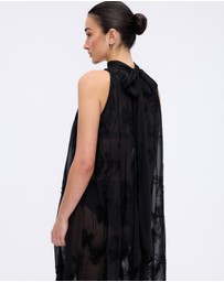 Minima Esenciales - Maelle Floral Applique Maxi Dress