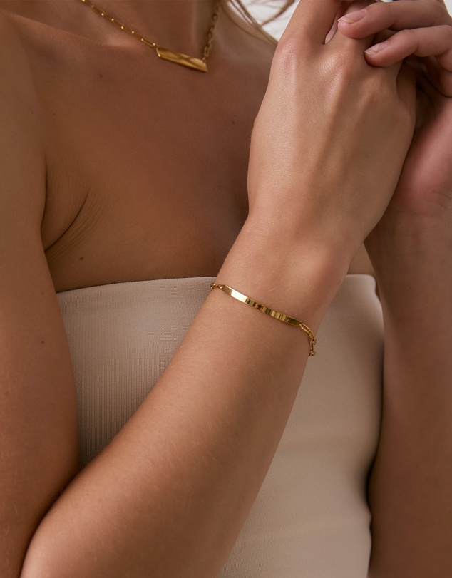 Zahar - Engravable Bar Bracelet