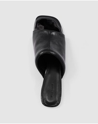 Brie Leon - Camille Mule