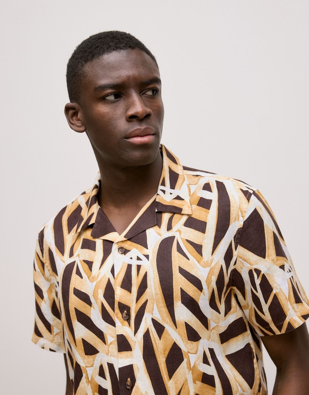 Trenery - Graphic Leaf Linen Short Sleeve Shirt in Bitter Chocolate