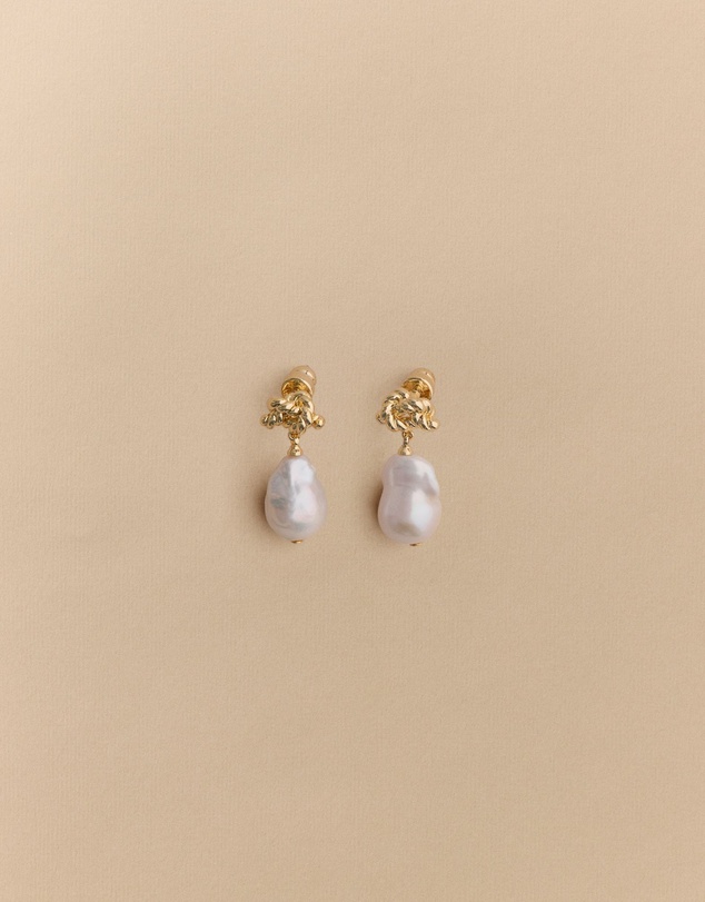 Trenery - Dolina Pearl Stud Earrings in Gold