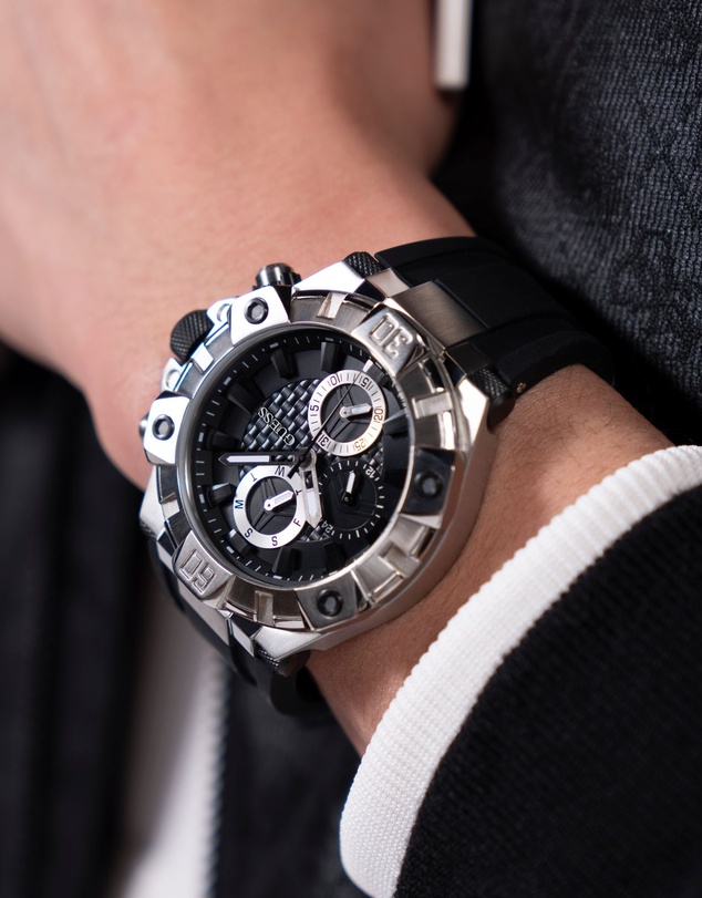 GUESS - Chrono Multifunction 46mm Silver-Tone with Black Dial and Silicone Strap