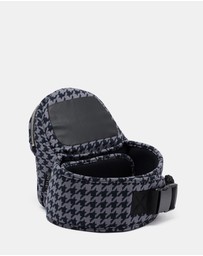 portier - The Brio Belt Toddler Carrier - Onyx Houndstooth
