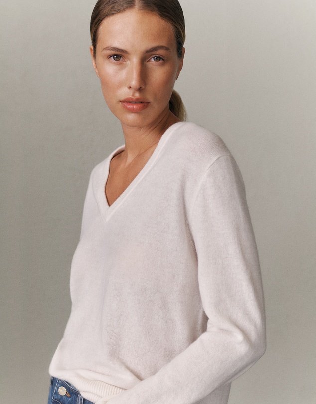 Trenery - Cashmere Relaxed V-neck in Ivory