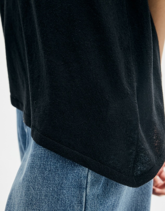 Minima Esenciales - Solal Asymmetrical Hem Knit Tee