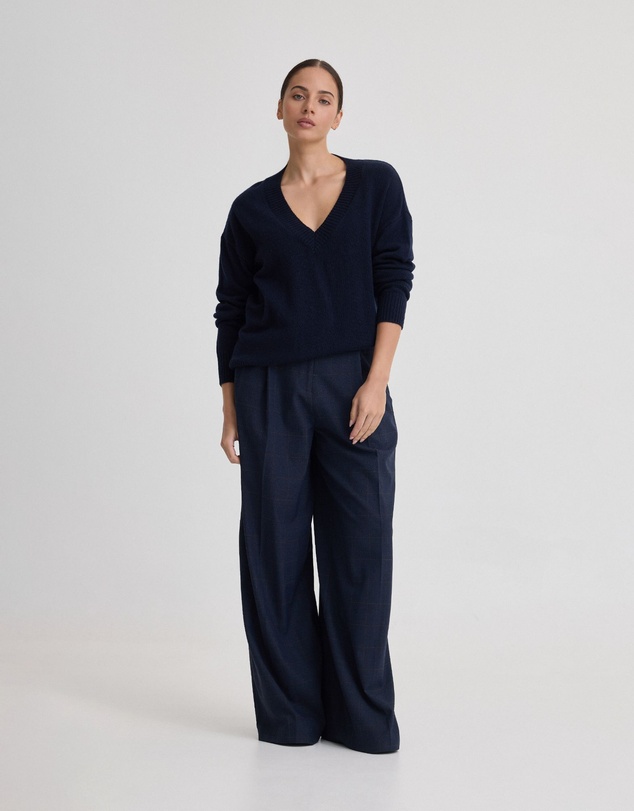 Oxford - Astrid V Neck