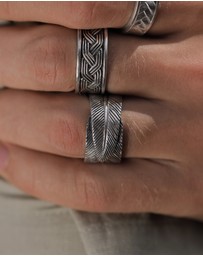 Kuzzoi - ICONIC EXCLUSIVE - Feather Band Ring in Oxidised 925 Sterling Silver