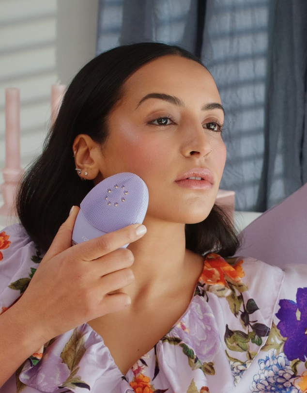 FOREO - LUNA 3 Plus Facial Cleansing Smart Device - Sensitive Skin