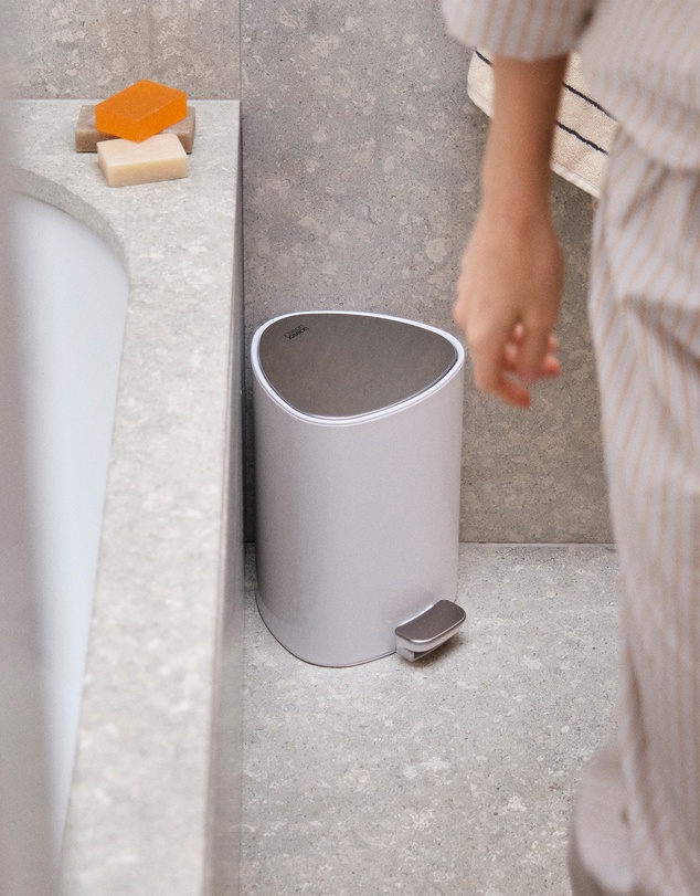 Joseph Joseph - EasyStore™ 5L Gloss White Bathroom Pedal Bin