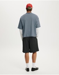 Cotton On - Super Baggy Pleated Short