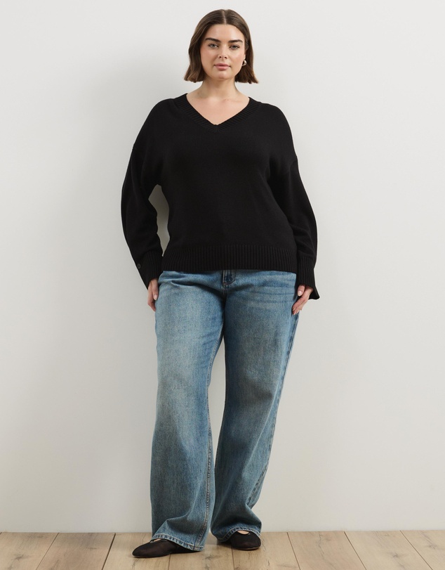 Atmos&Here Curvy - April Classic V-Neck Knit Jumper