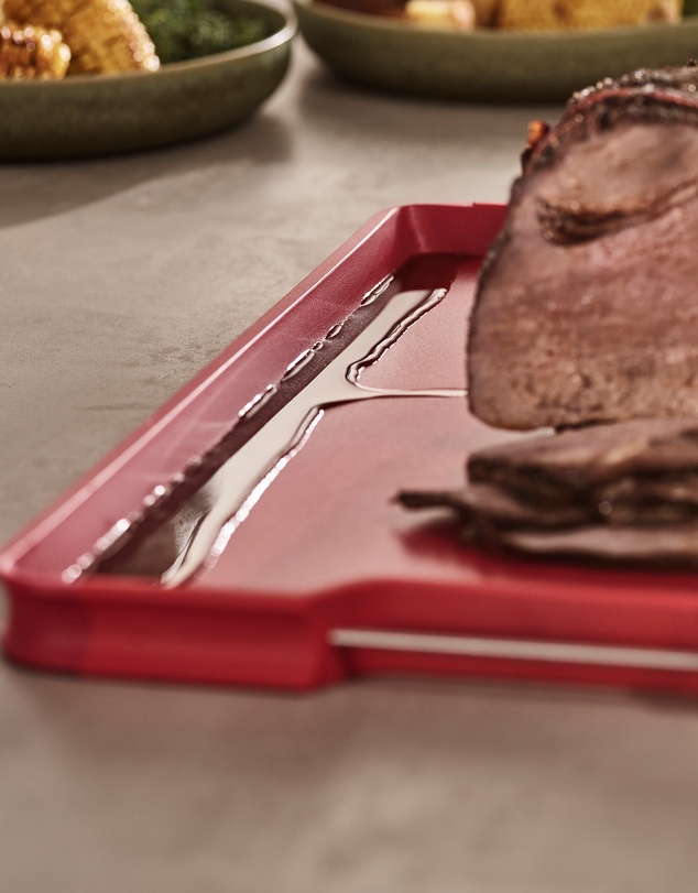 Joseph Joseph - Cut&Carve™ Plus Large Multi-function Chopping Board (Red)