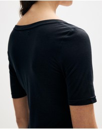Minima Esenciales - Lorie Scoop Neck Sheer Tee